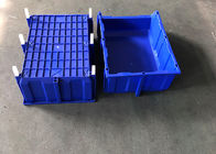 Ящики рудоразборки голубого склада цвета пластиковые с вешалкой в промышленной мастерской